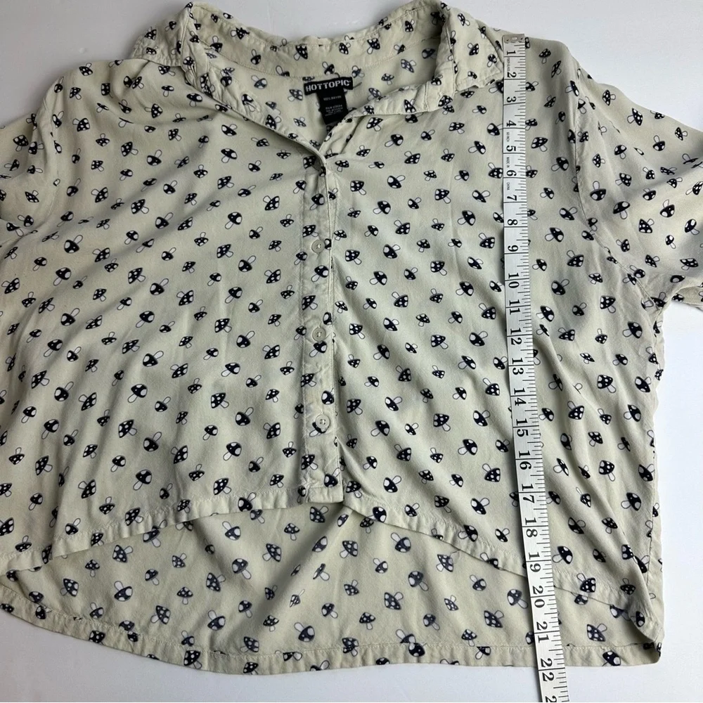 Hot Topic Mushroom Button Up Women's Size 1 Waist Length Crop Top Boxy Curvy - Picture 4 of 8